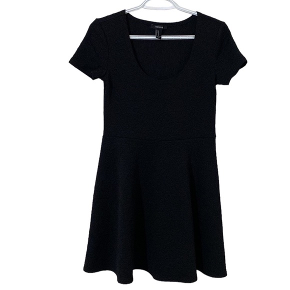 Forever 21 Black Short Sleeve Skater Dress Scoop Neck Mini Dress Size M - Picture 1 of 11